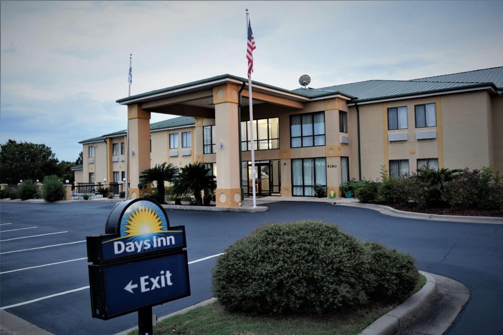 Days Inn by Wyndham Montgomery Main image