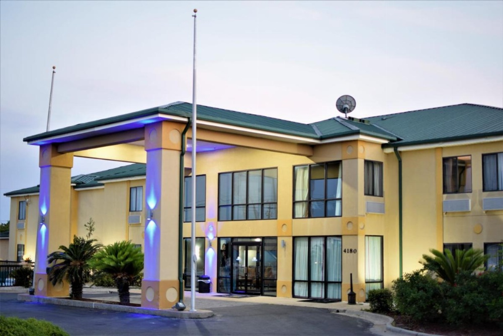 Days Inn by Wyndham Montgomery Image 23