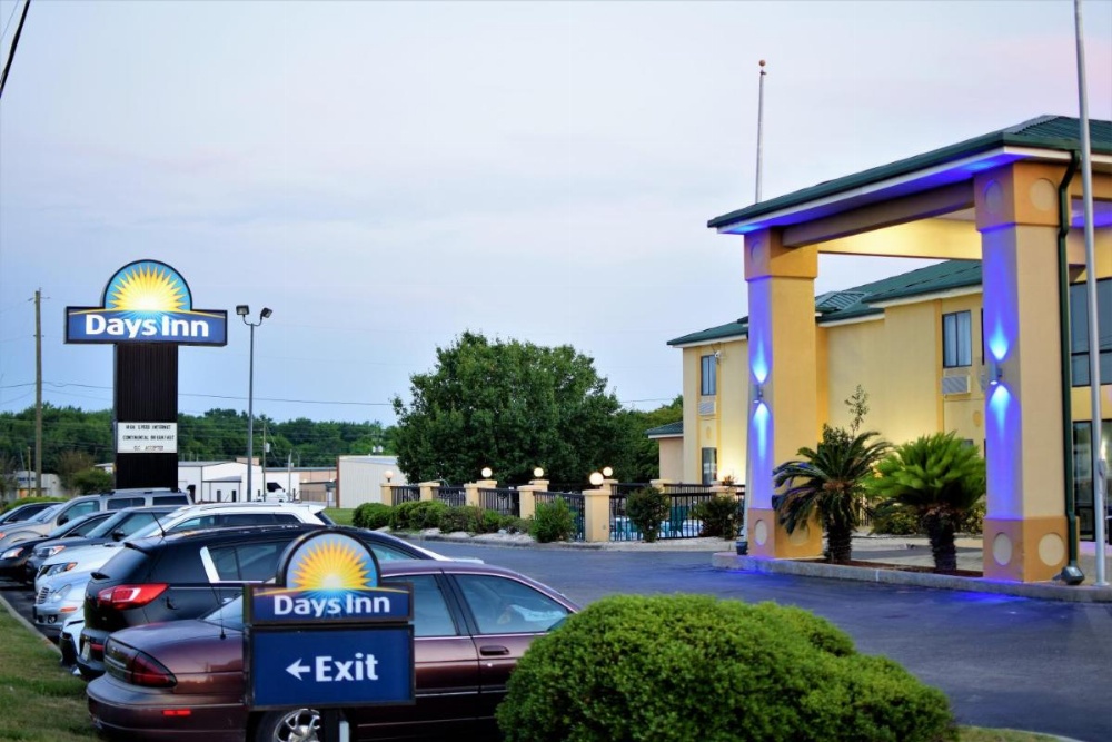 Days Inn by Wyndham Montgomery Image 24