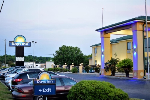 Days Inn by Wyndham Montgomery image 24